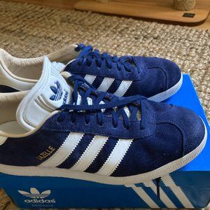 Adidas Gazelle Shoes w/blue laces